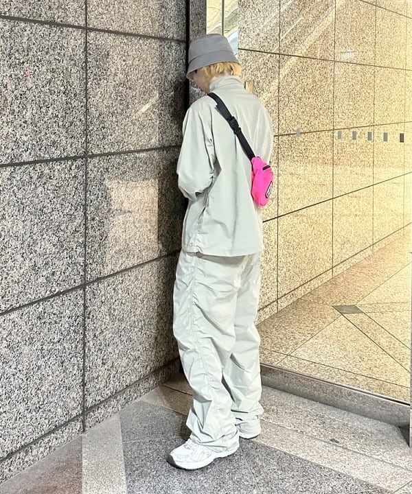 吉田 洸輝さんの「BEAMS WOMEN｜撥水 ワイドフィット プルオーバーシャツ」を使ったコーディネート