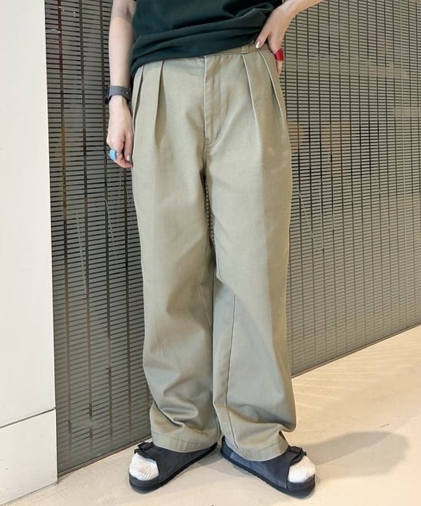 清水 彩乃さんの「【別注】Dickies / 2プリーツ パンツ」を使ったコーディネート