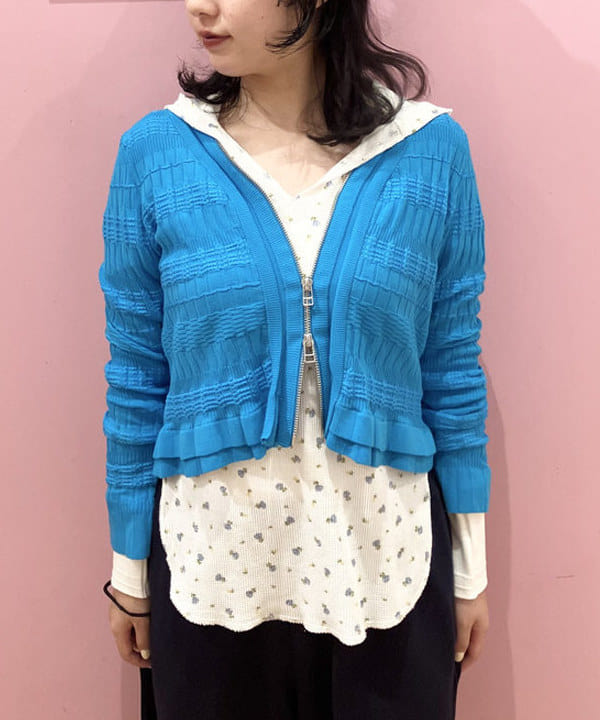 晶さんの「BEAMS WOMEN｜シャーリング ジップ Vネック カーディガン」を使ったコーディネート