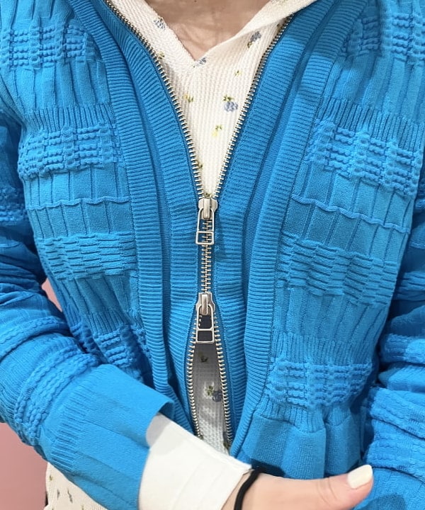 晶さんの「BEAMS WOMEN｜シャーリング ジップ Vネック カーディガン」を使ったコーディネート