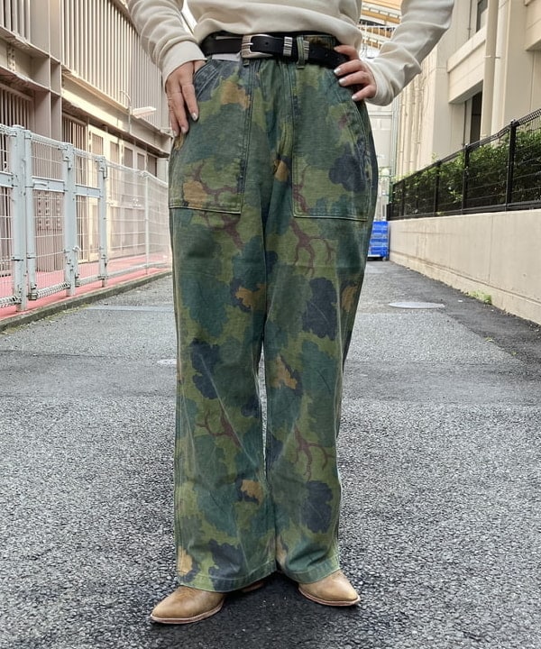 モモさんの「BEAMS WOMEN｜BUZZ RICKSON'S / MITCHELL PATTERN CAMOUFLAGE TROUSERS CIVILIAN MODEL」を使ったコーディネート