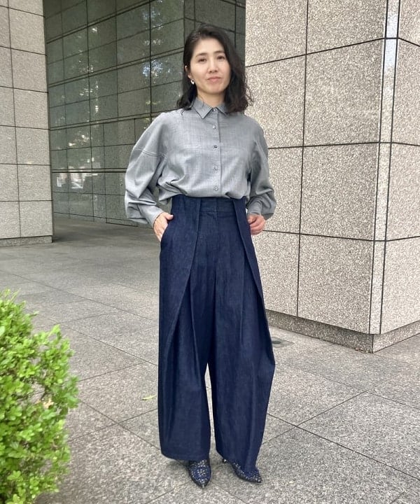 秋のダークトーンは「シルエット」で魅せる。主役は、構築的ワイドデニム