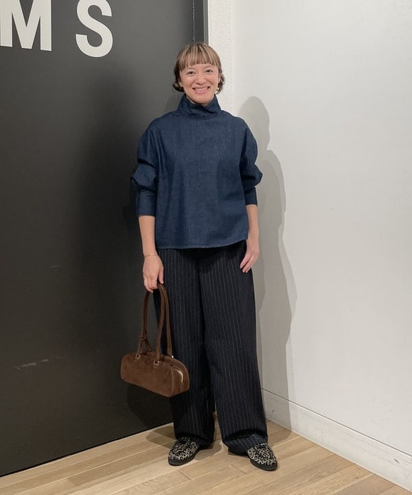 ボウタイで魅せる「上品デニムブラウス」