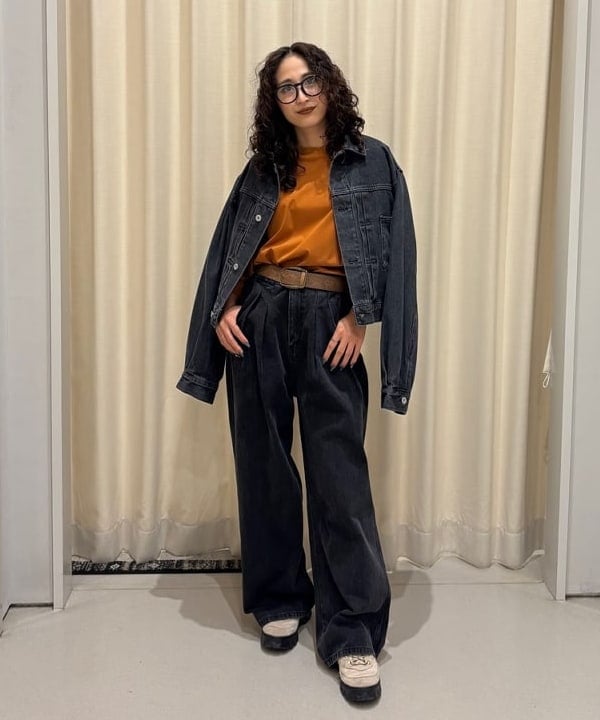 秋のダークトーンは「差し色」で遊ぶ。オレンジを効かせた、上級者デニム術