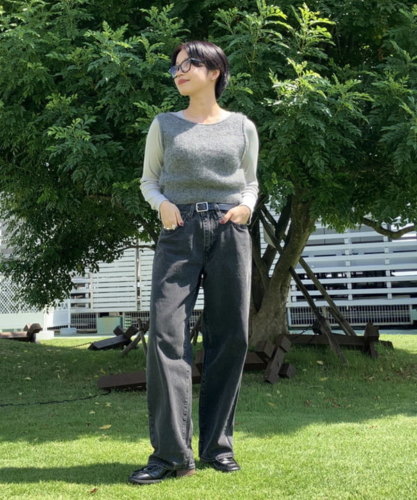 着膨れしないワイドデニムの着こなしは「コンパクト＆ショート丈」で