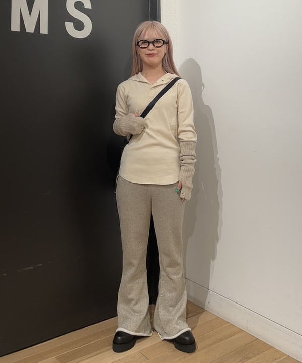 ando naoさんの「BEAMS WOMEN｜maturely / グリッター ジッパー パンツ」を使ったコーディネート