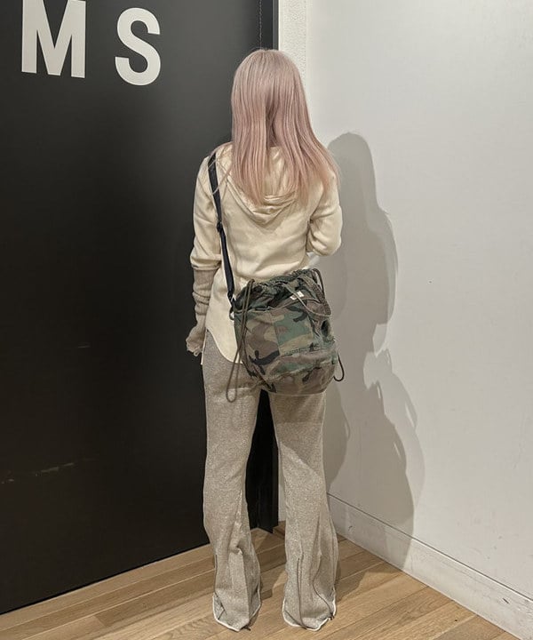 ando naoさんの「BEAMS WOMEN｜maturely / グリッター ジッパー パンツ」を使ったコーディネート