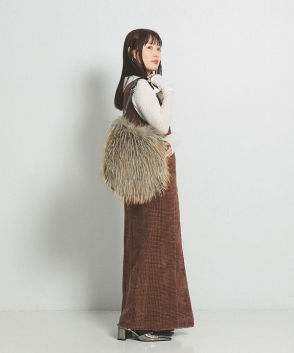 カタヤマ アヤさんの「BEAMS WOMEN｜ロング ファー バッグ」を使ったコーディネート