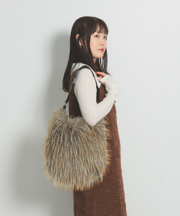 カタヤマ アヤさんの「BEAMS WOMEN｜ロング ファー バッグ」を使ったコーディネート