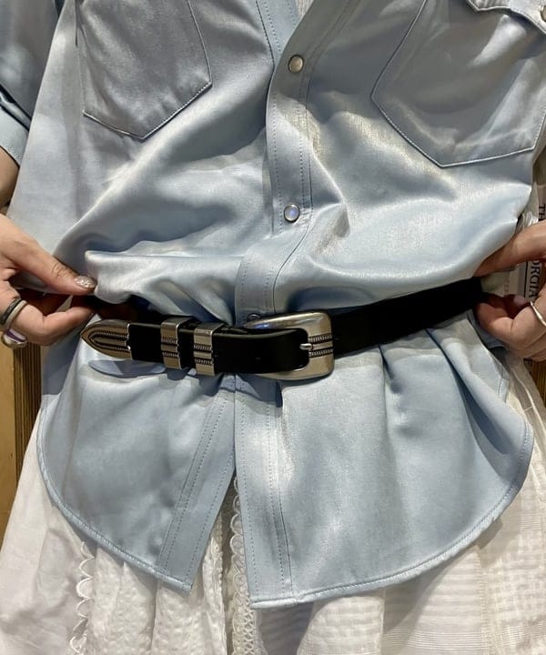 小原 もこさんの「BEAMS WOMEN｜ARROW NOVELTY / コンチョ ベルト 22FW」を使ったコーディネート