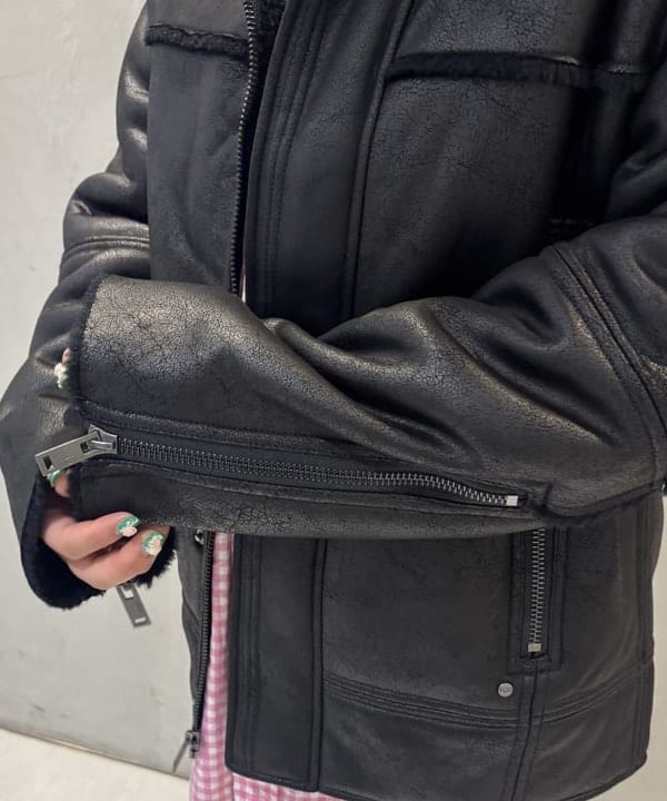 大石彩可さんの「BEAMS WOMEN｜UGG(R) for Ray BEAMS / THAYDEN LUXEFLUFF JACKET」を使ったコーディネート