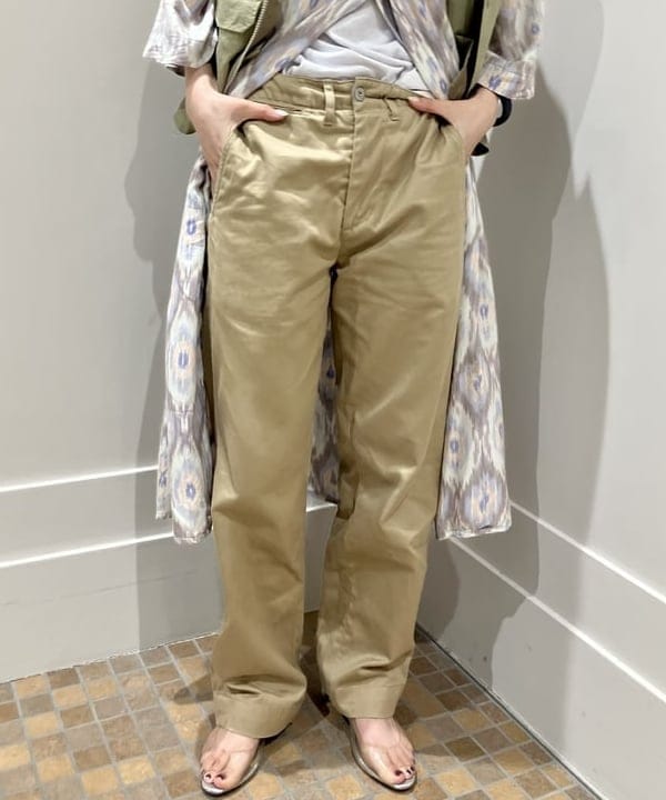 小原 もこさんの「BEAMS WOMEN｜BUZZ RICKSON'S × BEAMS BOY / チノパンツ」を使ったコーディネート