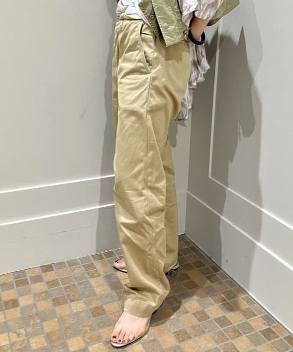 小原 もこさんの「BEAMS WOMEN｜BUZZ RICKSON'S × BEAMS BOY / チノパンツ」を使ったコーディネート