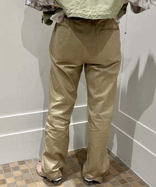 小原 もこさんの「BEAMS WOMEN｜BUZZ RICKSON'S × BEAMS BOY / チノパンツ」を使ったコーディネート