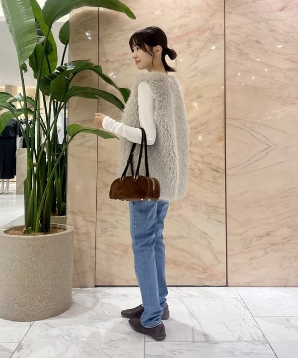 茂野 真楓さんの「BEAMS WOMEN｜ウェイビー フェイクファー ジレ」を使ったコーディネート