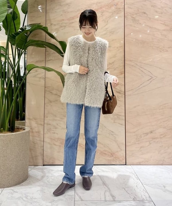 茂野 真楓さんの「BEAMS WOMEN｜ウェイビー フェイクファー ジレ」を使ったコーディネート