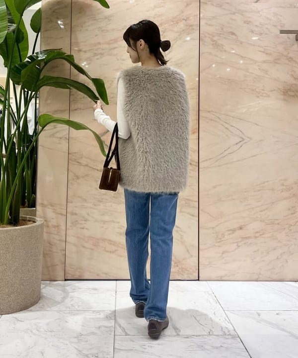 茂野 真楓さんの「BEAMS WOMEN｜ウェイビー フェイクファー ジレ」を使ったコーディネート