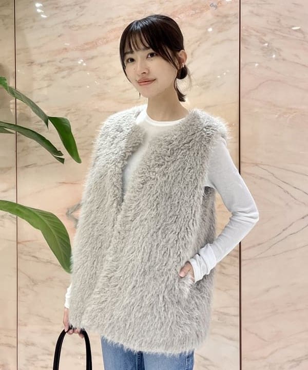 茂野 真楓さんの「BEAMS WOMEN｜ウェイビー フェイクファー ジレ」を使ったコーディネート