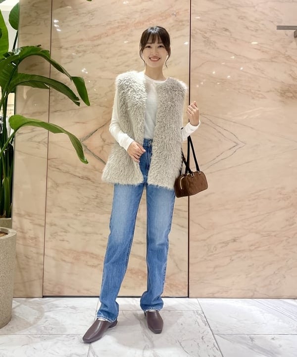茂野 真楓さんの「BEAMS WOMEN｜ウェイビー フェイクファー ジレ」を使ったコーディネート
