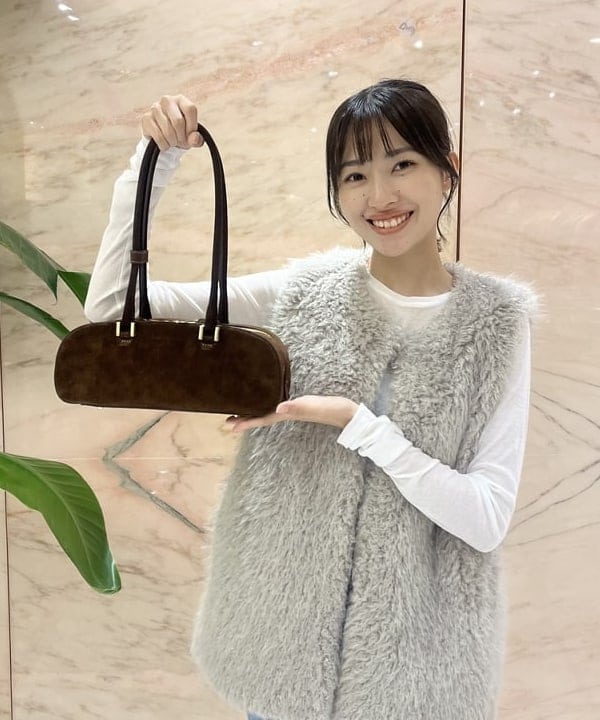 茂野 真楓さんの「BEAMS WOMEN｜ウェイビー フェイクファー ジレ」を使ったコーディネート