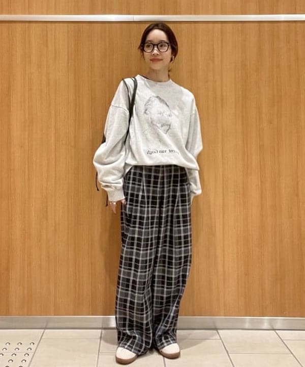 計算された大人の「ゆるコーデ」。ヴィンテージ風スウェットで魅せる、上質リラックス