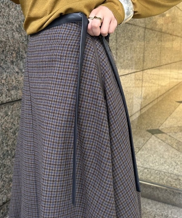 大槻 まひろさんの「BEAMS WOMEN｜AK+1 / ウール チェック フレアスカート」を使ったコーディネート