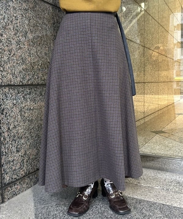 大槻 まひろさんの「BEAMS WOMEN｜AK+1 / ウール チェック フレアスカート」を使ったコーディネート