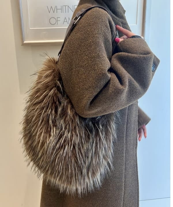 ナカノ アイさんの「BEAMS WOMEN｜ロング ファー バッグ」を使ったコーディネート