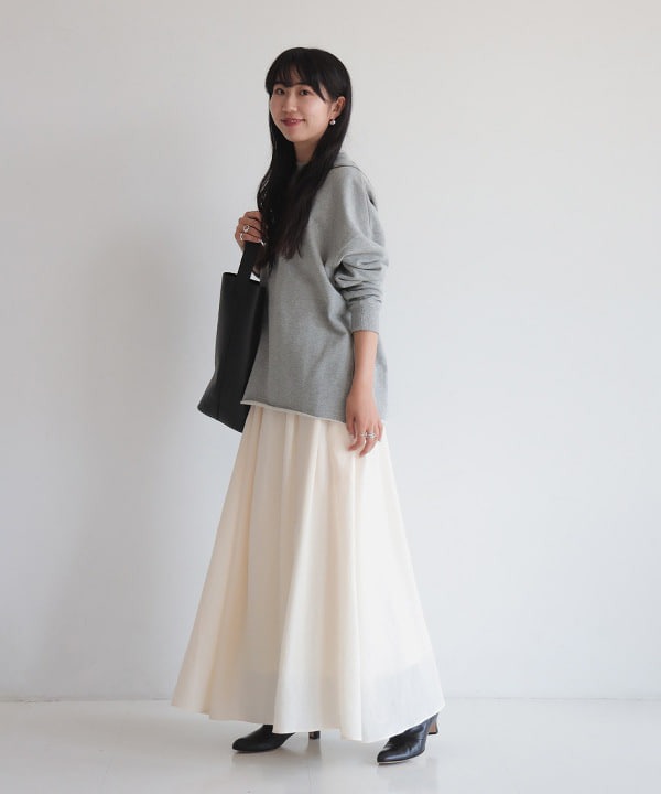 中丸　栞さんの「BEAMS WOMEN｜レザー ワンハンドル バッグ」を使ったコーディネート