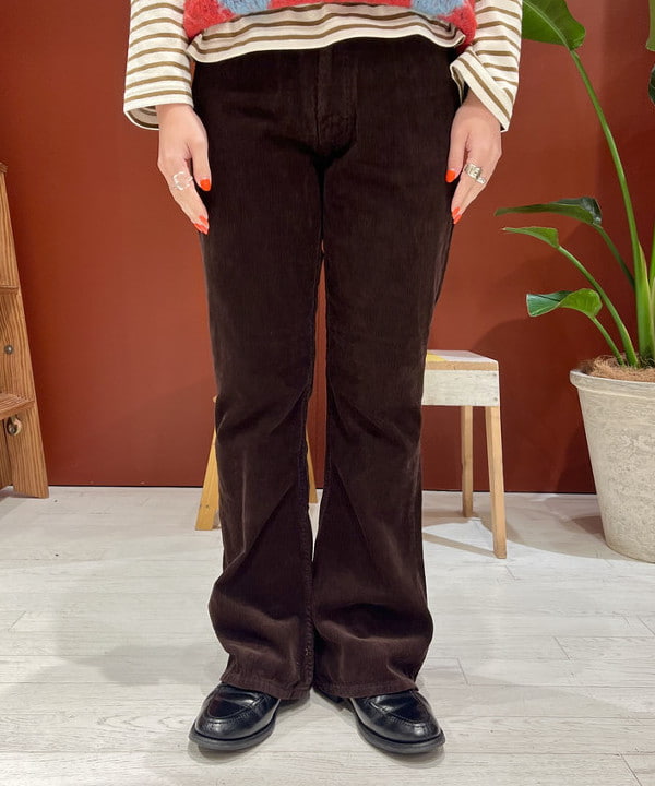 エノモト アミさんの「BEAMS WOMEN｜コード フレア パンツ」を使ったコーディネート