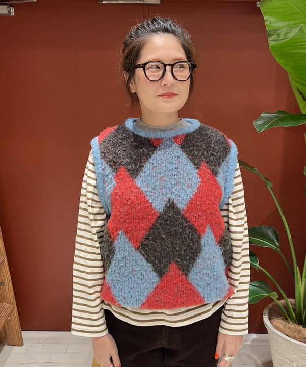 エノモト アミさんの「BEAMS WOMEN｜コード フレア パンツ」を使ったコーディネート