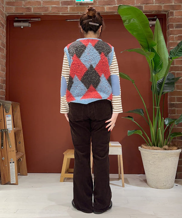 エノモト アミさんの「BEAMS WOMEN｜コード フレア パンツ」を使ったコーディネート