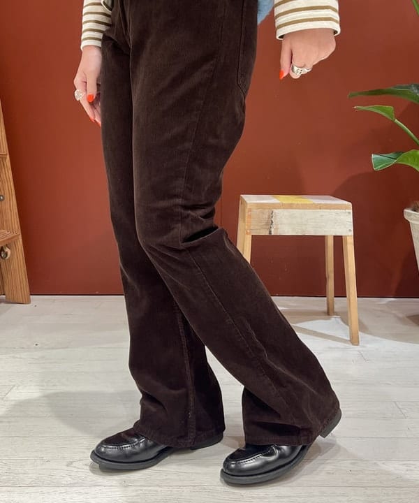 エノモト アミさんの「BEAMS WOMEN｜コード フレア パンツ」を使ったコーディネート