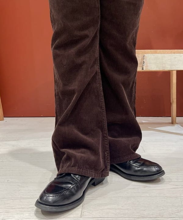 エノモト アミさんの「BEAMS WOMEN｜コード フレア パンツ」を使ったコーディネート