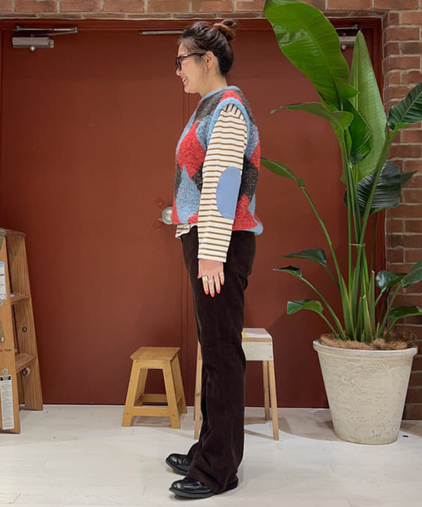 エノモト アミさんの「BEAMS WOMEN｜コード フレア パンツ」を使ったコーディネート