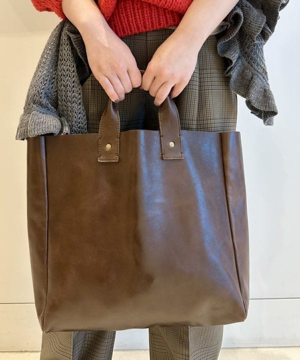 イシイ サオリさんの「BEAMS WOMEN｜ハンド レザー バッグ」を使ったコーディネート