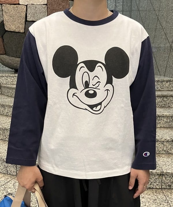 赤羽 花さんの「BEAMS WOMEN｜【別注】Champion / ミッキーマウス / フットボール Tシャツ」を使ったコーディネート