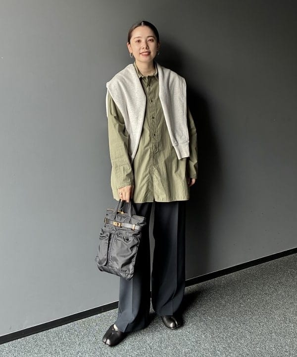 「肩掛けスウェット」で始める、秋のシャツスタイル