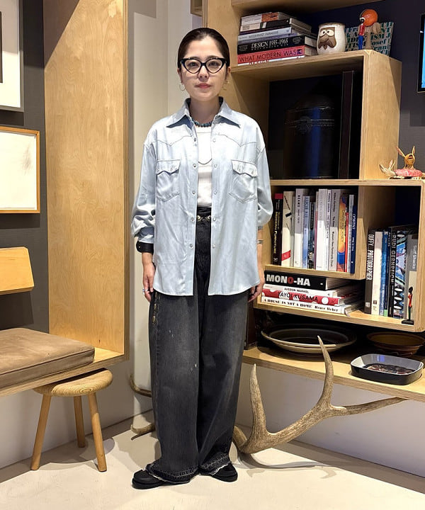 吉野 多恵さんの「BEAMS WOMEN｜サテン ウエスタン シャツ」を使ったコーディネート