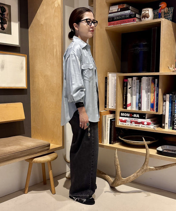 吉野 多恵さんの「BEAMS WOMEN｜サテン ウエスタン シャツ」を使ったコーディネート