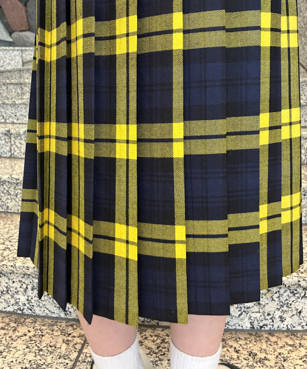 amiriさんの「BEAMS WOMEN｜O’NEIL OF DUBLIN / ウール ナローベルト キルトスカート」を使ったコーディネート