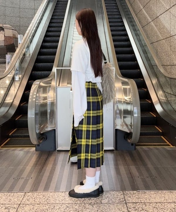 amiriさんの「BEAMS WOMEN｜O’NEIL OF DUBLIN / ウール ナローベルト キルトスカート」を使ったコーディネート