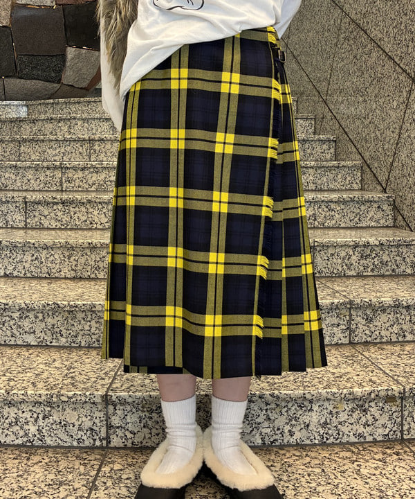 amiriさんの「BEAMS WOMEN｜O’NEIL OF DUBLIN / ウール ナローベルト キルトスカート」を使ったコーディネート