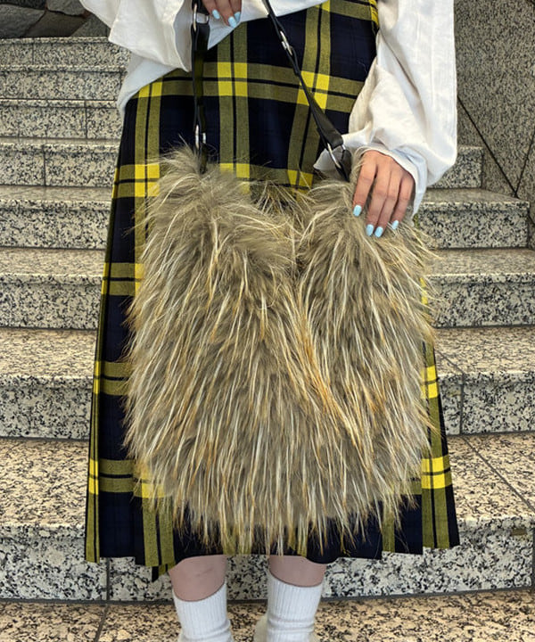 amiriさんの「BEAMS WOMEN｜O’NEIL OF DUBLIN / ウール ナローベルト キルトスカート」を使ったコーディネート