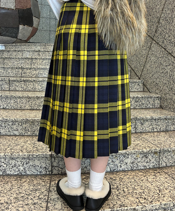 amiriさんの「BEAMS WOMEN｜O’NEIL OF DUBLIN / ウール ナローベルト キルトスカート」を使ったコーディネート