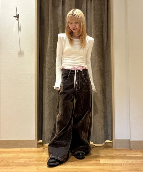 「あえてのサイズアップ」が新常識。Y2Kムードで着こなす最旬バランス