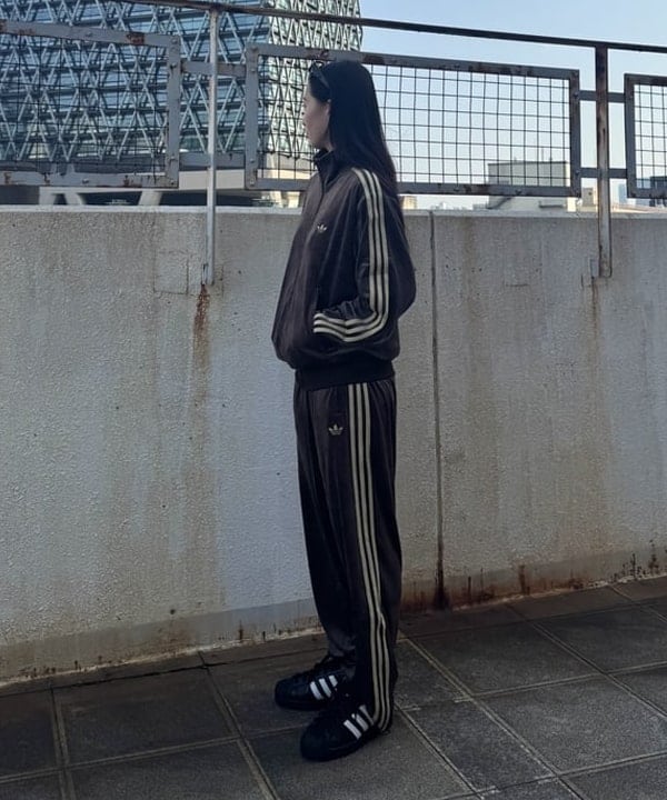 amiriさんの「BEAMS WOMEN｜adidas / FB TP ベロア トラックパンツ」を使ったコーディネート