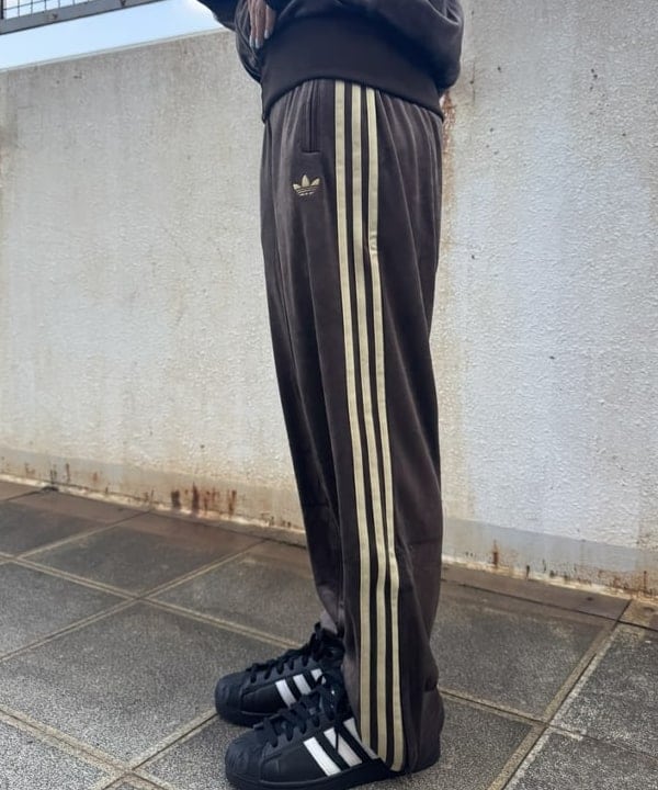 amiriさんの「BEAMS WOMEN｜adidas / FB TP ベロア トラックパンツ」を使ったコーディネート