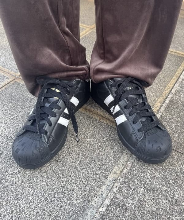 amiriさんの「BEAMS WOMEN｜adidas / FB TP ベロア トラックパンツ」を使ったコーディネート