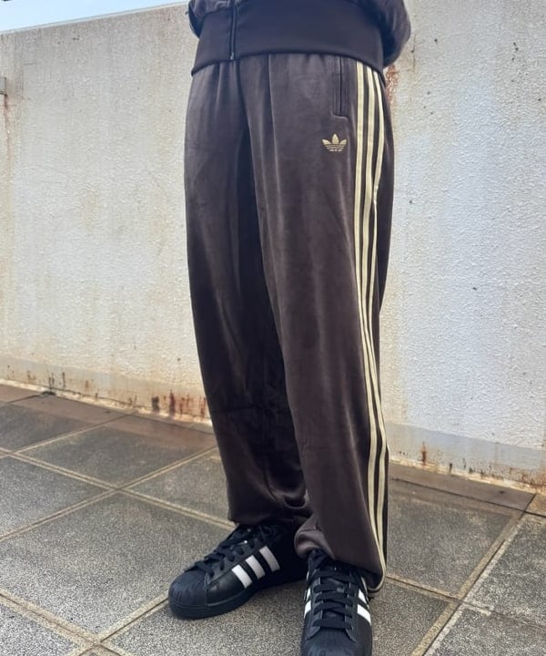 amiriさんの「BEAMS WOMEN｜adidas / FB TP ベロア トラックパンツ」を使ったコーディネート